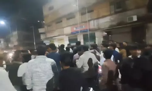 मौदहापारा में दो पक्षों के बीच जमकर विवाद, वीडियो वायरल मौदहापारा में दो पक्षों के बीच जमकर विवाद, वीडियो वायरल