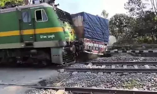 Jharkhand : रेलवे क्रॉसिंग पर पटरियों पर खड़े ट्रक को ट्रेन ने टक्कर मारी
