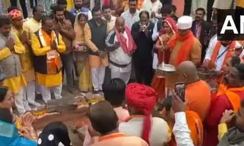 बसंत पंचमी: भारी सुरक्षा के बीच हवन के लिए हजारों श्रद्धालु जमा हुए, CCTV ड्रोन से शोभा यात्रा पर नज़र रखी गई