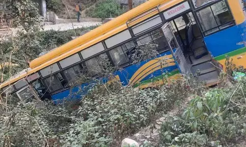 Chamba में पहाड़ी से बस गिरने से 15 लोग मामूली रूप से घायल हो गए