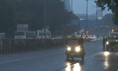 Delhi-NCR में ठंडी, बारिश वाली सुबह हुई; हवा की क्वालिटी बहुत खराब बनी हुई Delhi-NCR में ठंडी, बारिश वाली सुबह हुई; हवा की क्वालिटी बहुत खराब बनी हुई