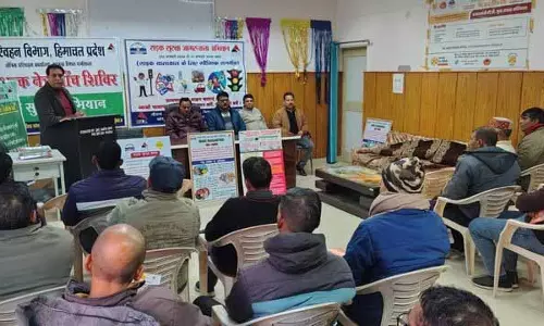 Himachal: चेक-अप कैंप में 52 ड्राइवरों की आंखों की जांच हुई Himachal: चेक-अप कैंप में 52 ड्राइवरों की आंखों की जांच हुई