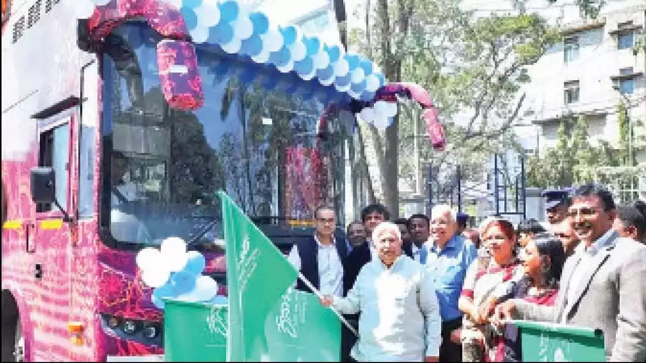 Karnataka: पर्यटन को बढ़ावा देने के लिए लंदन-स्टाइल डबल-डेकर बस सेवा शुरू की गई Karnataka: पर्यटन को बढ़ावा देने के लिए लंदन-स्टाइल डबल-डेकर बस सेवा शुरू की गई