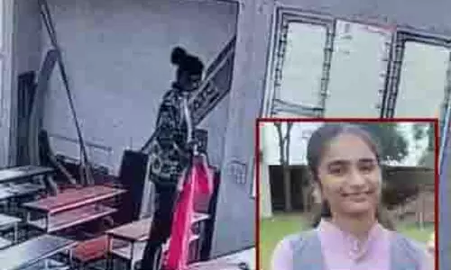 Gandhinagar में क्लासरूम में 19 साल के कॉलेज स्टूडेंट ने आत्महत्या कर ली Gandhinagar में क्लासरूम में 19 साल के कॉलेज स्टूडेंट ने आत्महत्या कर ली