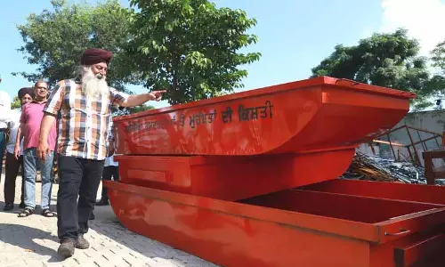 Kapurthala का व्यापारी अब बाढ़ पीड़ितों की मदद के लिए एम्फीबियस एम्बुलेंस बना रहा है Kapurthala का व्यापारी अब बाढ़ पीड़ितों की मदद के लिए एम्फीबियस एम्बुलेंस बना रहा है