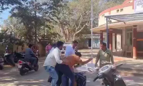 विजयपुरा नगर पालिका परिसर में JDS नेता पर हमला विजयपुरा नगर पालिका परिसर में JDS नेता पर हमला
