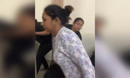 बुकिंग कैंसिल करने से नाराज मसाज थैरेपिस्ट ने की महिला से हाथापाई, वीडियो वायरल बुकिंग कैंसिल करने से नाराज मसाज थैरेपिस्ट ने की महिला से हाथापाई, वीडियो वायरल
