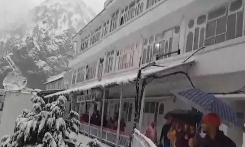 Jammu and Kashmir: वैष्णो देवी मंदिर में इस मौसम की पहली बर्फबारी हुई