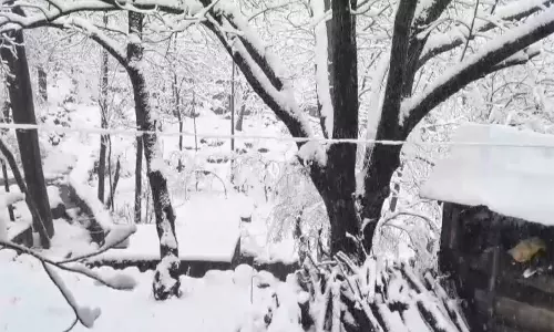 Banihal में मौसम की पहली भारी बर्फबारी हुई, तापमान में भारी गिरावट आई