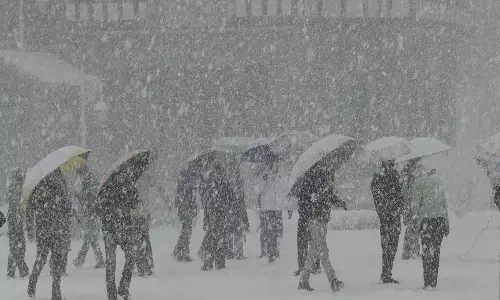 मौसम की पहली भारी बर्फबारी से Shimla में खुशी का माहौल छा गया है और पर्यटक उमड़ पड़े