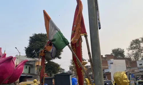 Ahmedabad में विवाद, मूर्तियों पर शराब की बोतलें और तिरंगा लटकाने का मामला
