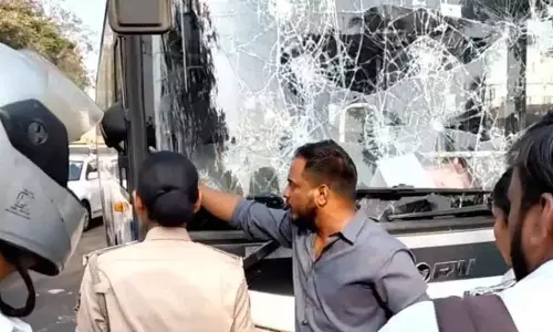 Bhubaneswar में जनपथ पर अमा बस ने मोटरसाइकिल को टक्कर मारी Bhubaneswar में जनपथ पर अमा बस ने मोटरसाइकिल को टक्कर मारी