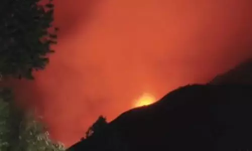 Jammu और कश्मीर: उरी और अन्य इलाकों के ऊपरी हिस्सों में भीषण आग लग गई Jammu और कश्मीर: उरी और अन्य इलाकों के ऊपरी हिस्सों में भीषण आग लग गई