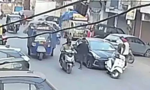 Gwalior के व्यस्त इलाके से नकाबपोश लोगों ने महिला को किडनैप किया, वीडियो वायरल