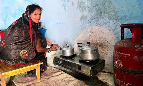 प्रधानमंत्री उज्ज्वला योजना से सुरक्षित हुई महिलाओं की रसोई प्रधानमंत्री उज्ज्वला योजना से सुरक्षित हुई महिलाओं की रसोई
