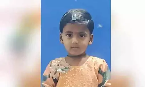 Raichur : केकेआरटीसी बस से कुचले जाने से 4 साल की बच्ची की मौत हो गई Raichur : केकेआरटीसी बस से कुचले जाने से 4 साल की बच्ची की मौत हो गई
