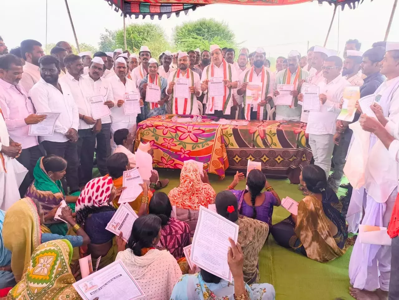 Telangana : कांग्रेस ने मदन्नूर में मनरेगा मजदूरों के साथ विरोध प्रदर्शन किया