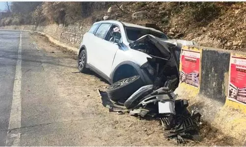 Kullu-Manali हाईवे पर हादसे में दिल्ली के 3 टूरिस्ट की मौत, 3 घायल Kullu-Manali हाईवे पर हादसे में दिल्ली के 3 टूरिस्ट की मौत, 3 घायल