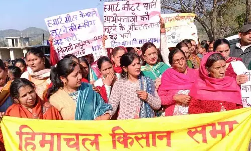 Jogindernagar में किसानों, व्यापारियों ने स्मार्ट पावर मीटर का विरोध किया