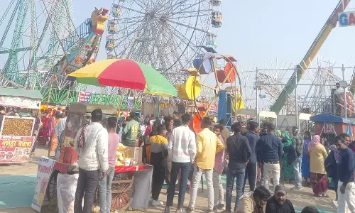 Farrukhabad: रामनगरिया मेले में उमड़ी श्रद्धालुओं की भारी भीड़ Farrukhabad: रामनगरिया मेले में उमड़ी श्रद्धालुओं की भारी भीड़