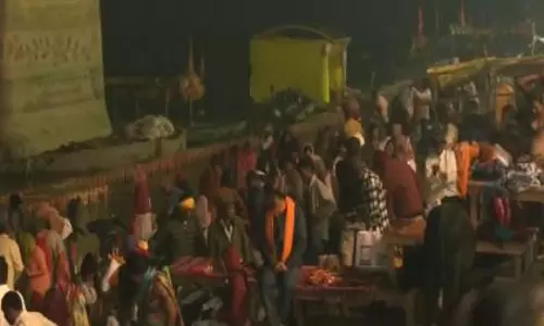 UP: बसंत पंचमी पर कड़ाके की ठंड में श्रद्धालुओं ने सरयू घाट पर स्नान किया UP: बसंत पंचमी पर कड़ाके की ठंड में श्रद्धालुओं ने सरयू घाट पर स्नान किया