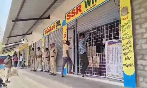 विधायक कोमाटिरेड्डी राजगोपाल रेड्डी को Excise Officials से झटका लगा