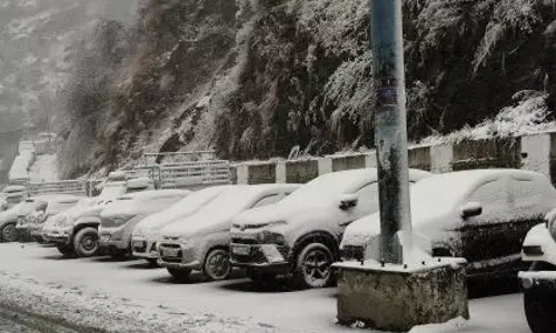 Srinagar एयरपोर्ट पर भारी बर्फबारी के कारण फ्लाइट ऑपरेशन सस्पेंड Srinagar एयरपोर्ट पर भारी बर्फबारी के कारण फ्लाइट ऑपरेशन सस्पेंड