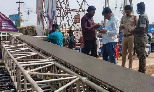 Medaram जथारा के दौरान नेम बोर्ड ढहने से श्रद्धालु घायल