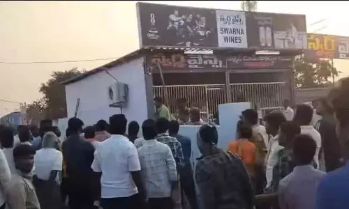 Congress नेताओं ने मुनुगोडु में शराब की दुकान के समय को लेकर तनाव पैदा किया Congress नेताओं ने मुनुगोडु में शराब की दुकान के समय को लेकर तनाव पैदा किया