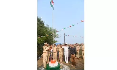 Andhra : काकीनाडा के पास होप आइलैंड पर राष्ट्रीय ध्वज फहराया गया Andhra : काकीनाडा के पास होप आइलैंड पर राष्ट्रीय ध्वज फहराया गया