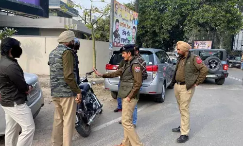 Ludhiana में स्पेशल ड्राइव के दौरान 24 चालान जारी किए गए, 2 गाड़ियां जब्त की गईं Ludhiana में स्पेशल ड्राइव के दौरान 24 चालान जारी किए गए, 2 गाड़ियां जब्त की गईं