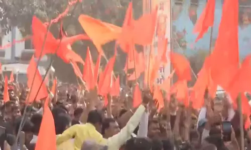 Madhya Pradesh: बसंत पंचमी की प्रार्थना के लिए हिंदू जुलूस भोजशाला पहुंचा Madhya Pradesh: बसंत पंचमी की प्रार्थना के लिए हिंदू जुलूस भोजशाला पहुंचा