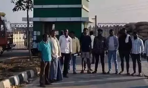 Karnataka : मक्का खरीद केंद्र द्वारा धोखाधड़ी के खिलाफ किसानों का विरोध प्रदर्शन Karnataka : मक्का खरीद केंद्र द्वारा धोखाधड़ी के खिलाफ किसानों का विरोध प्रदर्शन