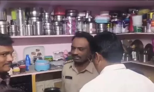बेवफाई की इंतहा: पति को बिरयानी खिलाकर उतारा मौत के घाट, रातभर प्रेमी संग अय्याशी करती रही कातिल पत्नी बेवफाई की इंतहा: पति को बिरयानी खिलाकर उतारा मौत के घाट, रातभर प्रेमी संग अय्याशी करती रही कातिल पत्नी