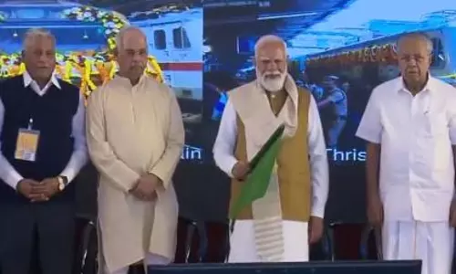 तिरुवनंतपुरम: PM मोदी ने नई ट्रेनों और परियोजनाओं को हरी झंडी दिखाई तिरुवनंतपुरम: PM मोदी ने नई ट्रेनों और परियोजनाओं को हरी झंडी दिखाई