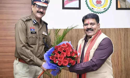 गृहमंत्री विजय शर्मा से रायपुर पुलिस कमिश्नर संजीव शुक्ला ने की मुलाकात गृहमंत्री विजय शर्मा से रायपुर पुलिस कमिश्नर संजीव शुक्ला ने की मुलाकात