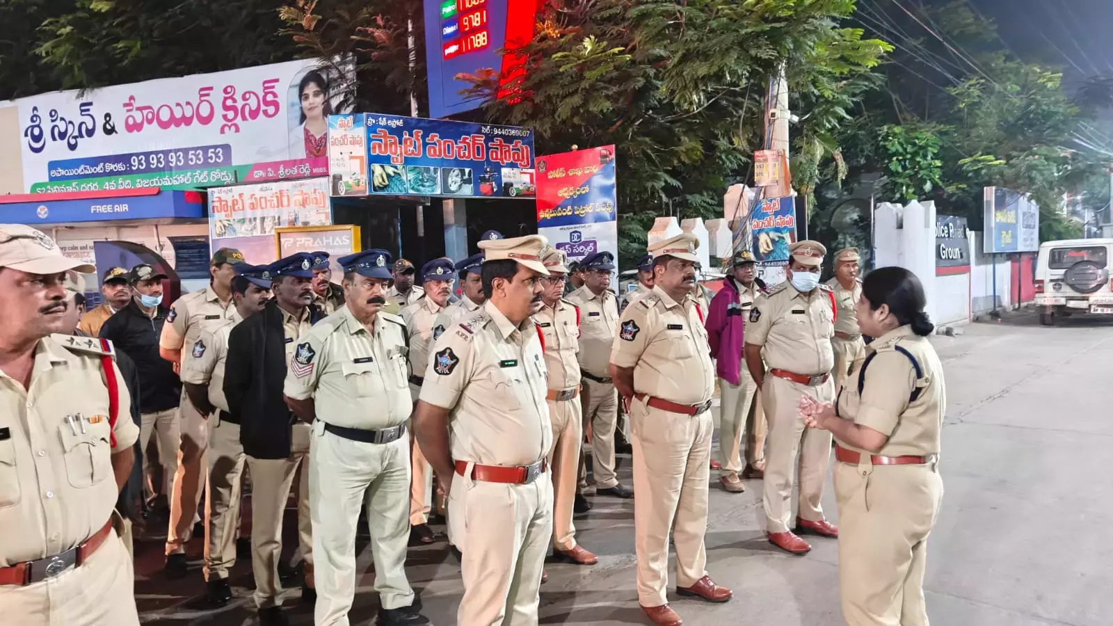 Nellore पुलिस ने घेराबंदी और तलाशी अभियान चलाया Nellore पुलिस ने घेराबंदी और तलाशी अभियान चलाया