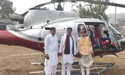 शादी बनी उत्सव, हेलीकॉप्टर से दुल्हन लेने पहुंचा दूल्हा शादी बनी उत्सव, हेलीकॉप्टर से दुल्हन लेने पहुंचा दूल्हा