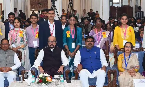 राज्यपाल डेका और CM साय ने 10वीं-12वीं परीक्षा के मेधावी विद्यार्थियों को किया सम्मानित राज्यपाल डेका और CM साय ने 10वीं-12वीं परीक्षा के मेधावी विद्यार्थियों को किया सम्मानित