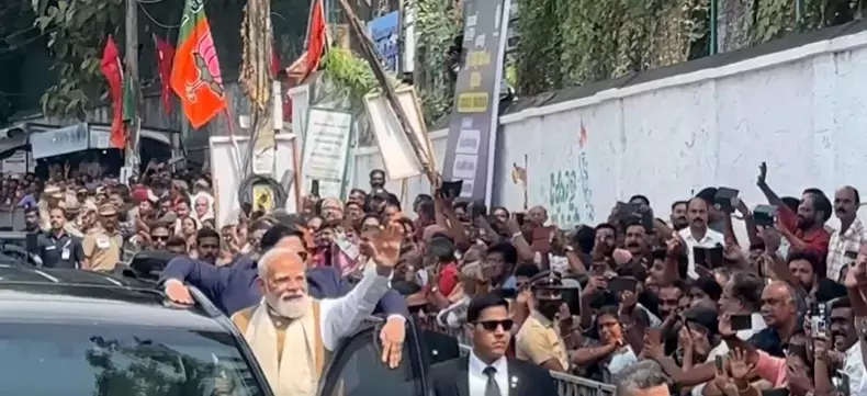 Kerala : रोडशो के दौरान सैकड़ों लोगों ने पीएम का स्वागत किया