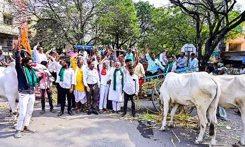 Kalaburagi : बैलगाड़ियों और ट्रैक्टरों के साथ विरोध प्रदर्शन