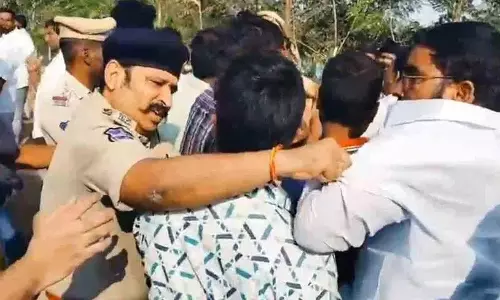 कांग्रेस के गुंडों ने MLA पल्ला राजेश्वर रेड्डी पर हमला किया कांग्रेस के गुंडों ने MLA पल्ला राजेश्वर रेड्डी पर हमला किया