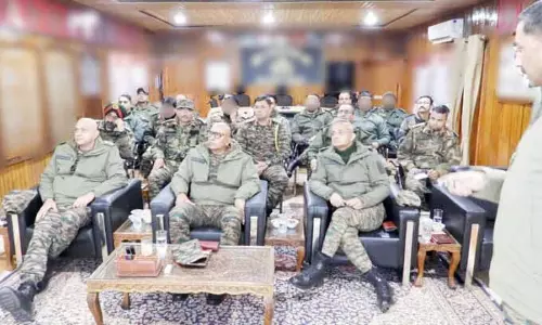 JAMMU: सेना कमांडर ने उत्तरी कश्मीर में सुरक्षा तैयारियों की समीक्षा की