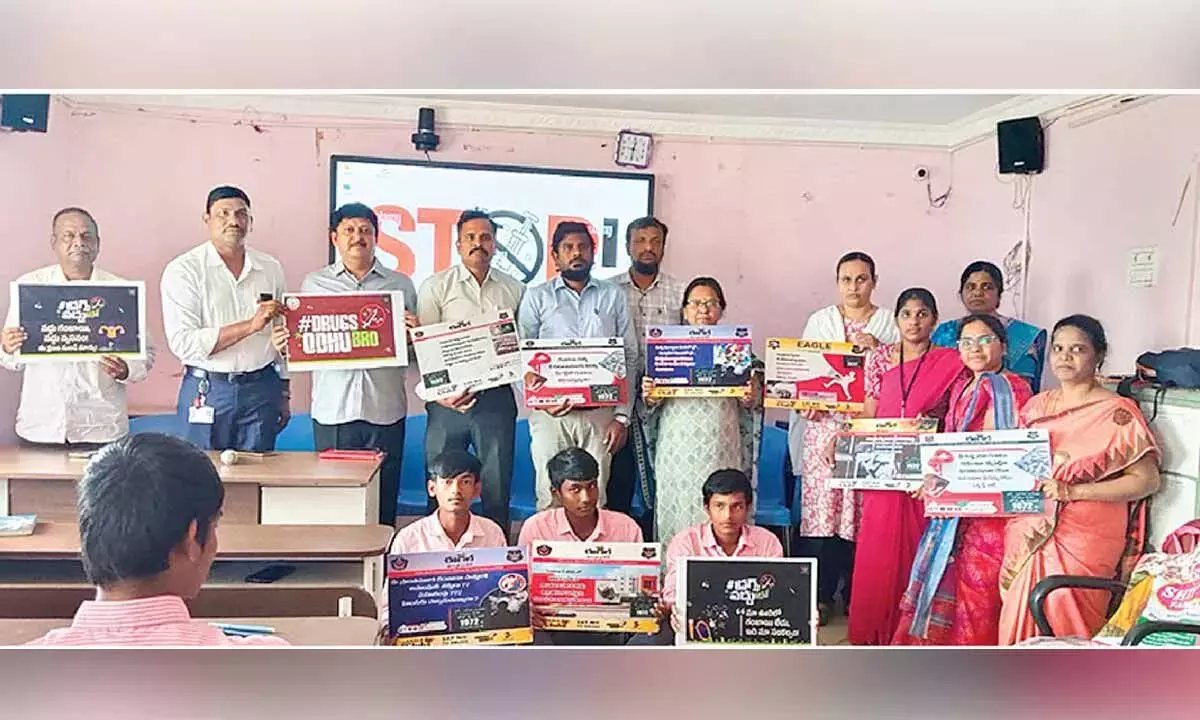 Students से नशीली दवाओं से दूर रहने का आग्रह किया गया