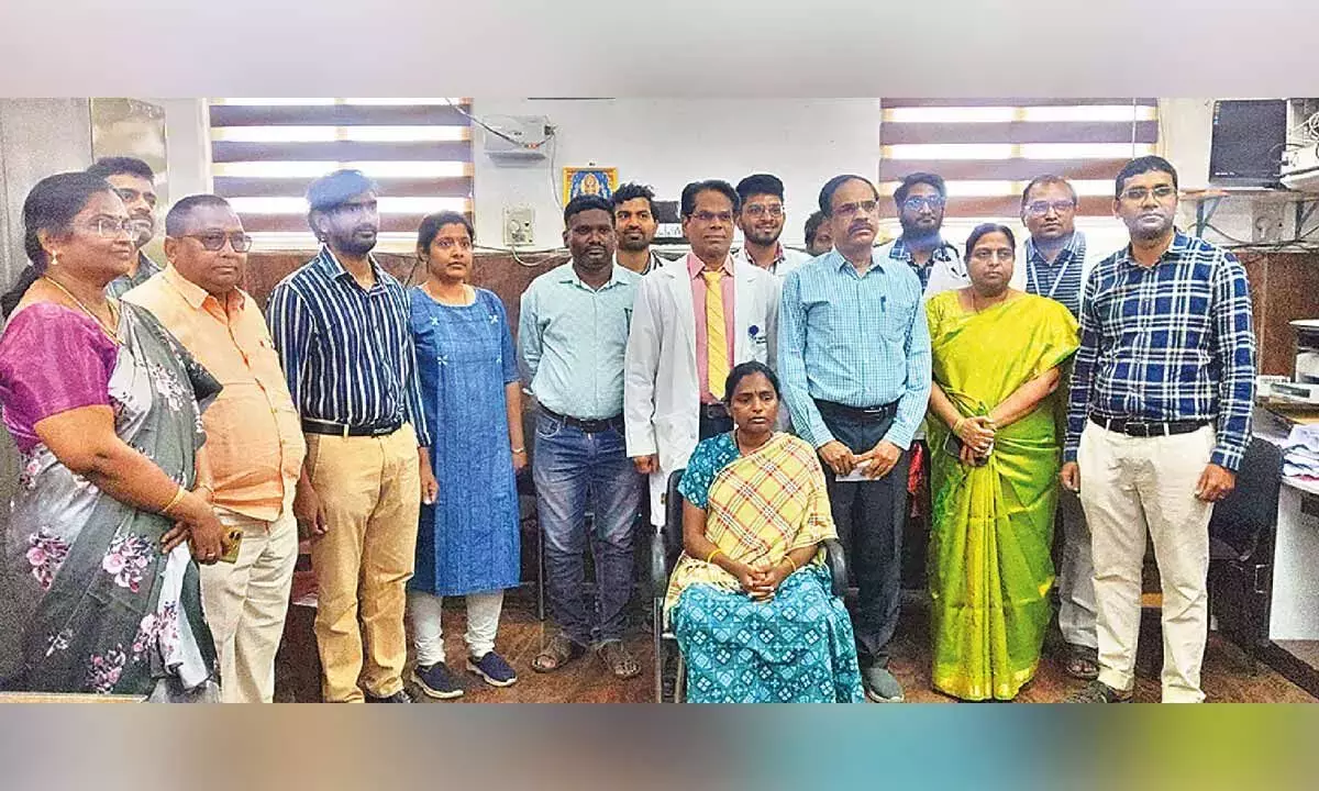 Andhra: कुरनूल GGH के डॉक्टरों ने दुर्लभ ट्यूमर निकाला Andhra: कुरनूल GGH के डॉक्टरों ने दुर्लभ ट्यूमर निकाला