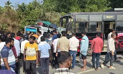 Udupi : बस और क्रूजर के बीच आमने-सामने की टक्कर; भीषण हादसे में तीन लोगों की मौत
