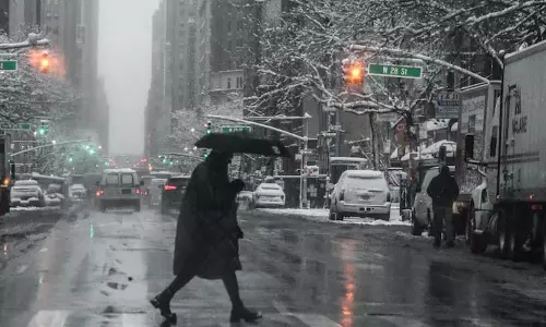 New York शहर सर्दियों के तूफान के लिए तैयार है, जिससे लगभग एक फुट बर्फ गिरने की उम्मीद