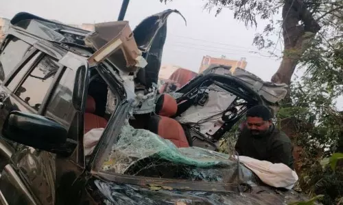 Solapur हाईवे पर हादसा: कार पेड़ से टकराई, 1 की मौत, 3 घायल Solapur हाईवे पर हादसा: कार पेड़ से टकराई, 1 की मौत, 3 घायल