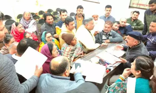 Yudhveer Sethi ने जनता दरबार में लोगों की शिकायतों को सुना Yudhveer Sethi ने जनता दरबार में लोगों की शिकायतों को सुना