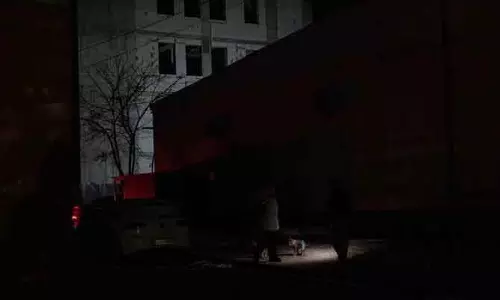 अंधेरे में डूबा Ukraine: रूसी हमलों के बीच 10 लाख लोग बिना बिजली और हीटिंग के अंधेरे में डूबा Ukraine: रूसी हमलों के बीच 10 लाख लोग बिना बिजली और हीटिंग के